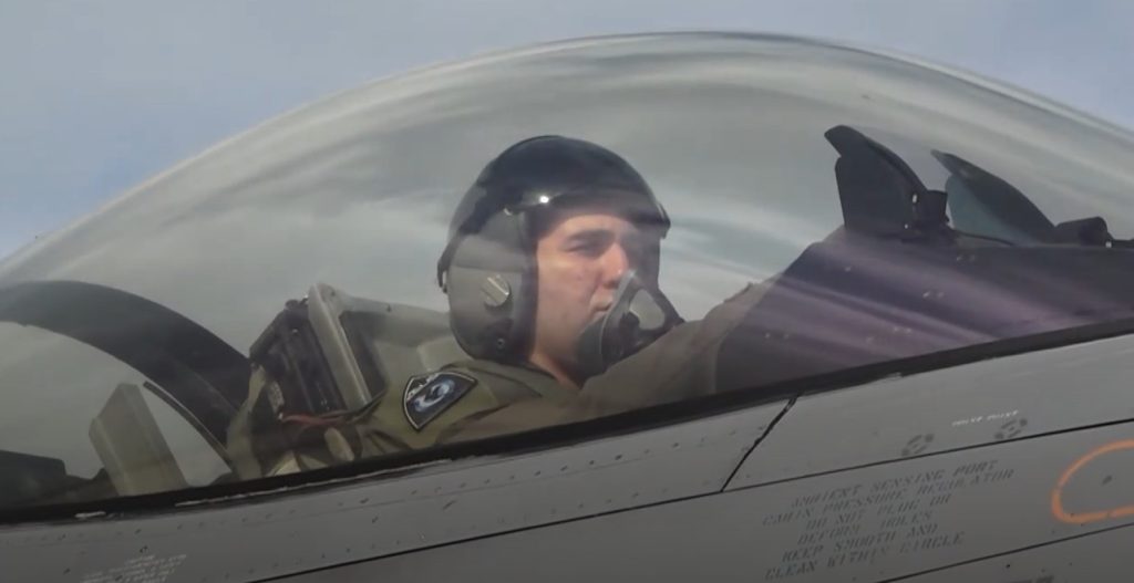 Το μήνυμα του πιλότου του F-16 για την 28η Οκτωβρίου: «Συνεχίζουμε να φυλάμε τον ουρανό της πατρίδας» (βίντεο)