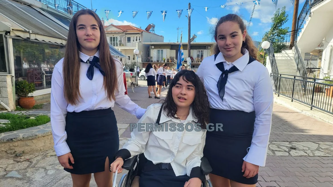 Θεσπιές: Συγκίνησε η Αλεξία που συμμετείχε στην παρέλαση 6 χρόνια μετά τον τραυματισμό της από αδέσποτη σφαίρα