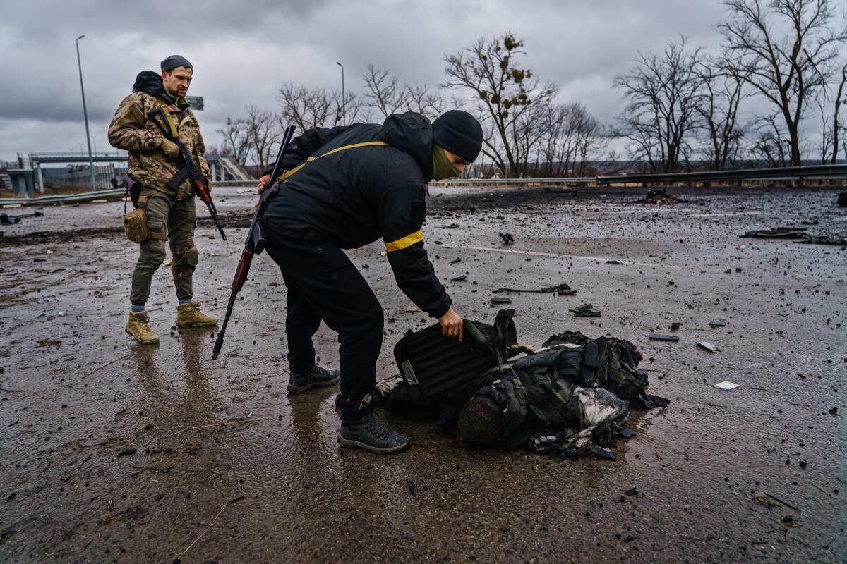 Oι Ουκρανοί ρήμαξαν την Κονσταντινόβκα πριν ξεκινήσουν να αποχωρούν από την πόλη – Δείτε βίντεο