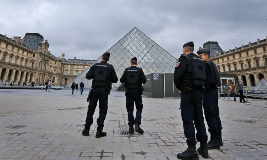 Ληστεία στο Μουσείο του Λούβρου: Λέξη δεν έχουν πει οι δύο συλληφθέντες – Άφαντα παραμένουν τα κοσμήματα