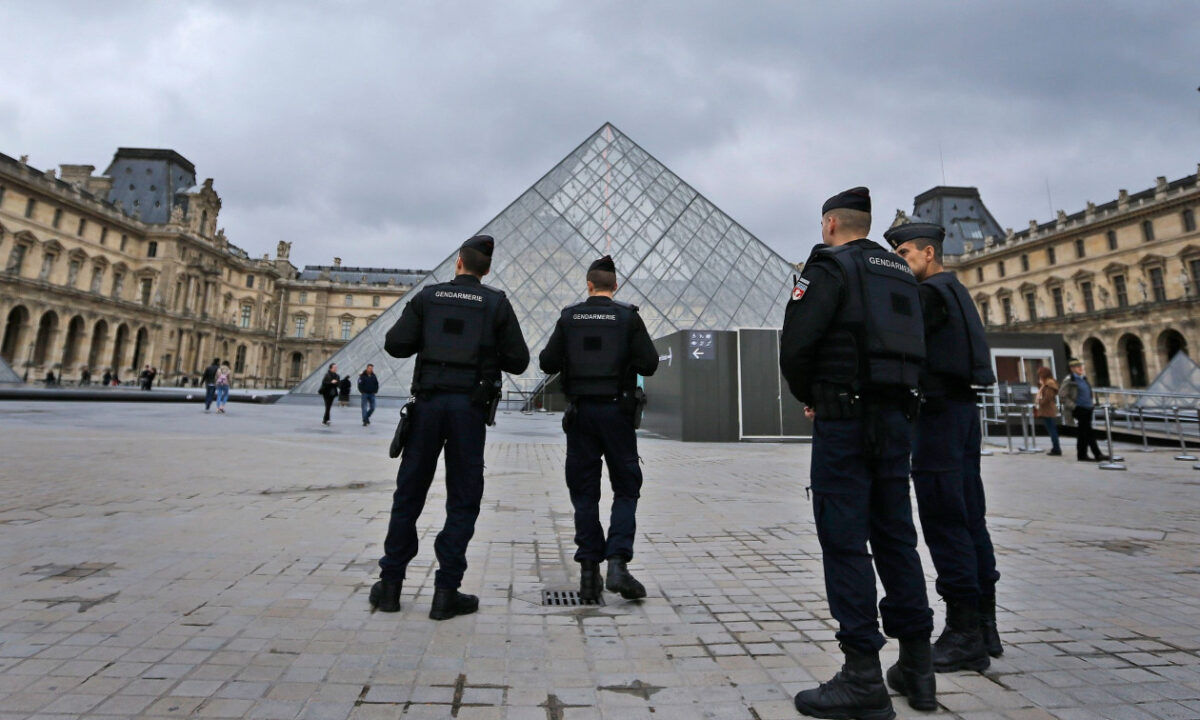 Ληστεία στο Μουσείο του Λούβρου: Λέξη δεν έχουν πει οι δύο συλληφθέντες – Άφαντα παραμένουν τα κοσμήματα