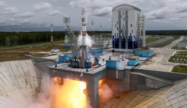 Αρκούδα «εντυπωσιάστηκε» με το ρωσικό κοσμοδρόμιο στο Βοστότσνι και δεν έλεγε να βγει! (βίντεο)