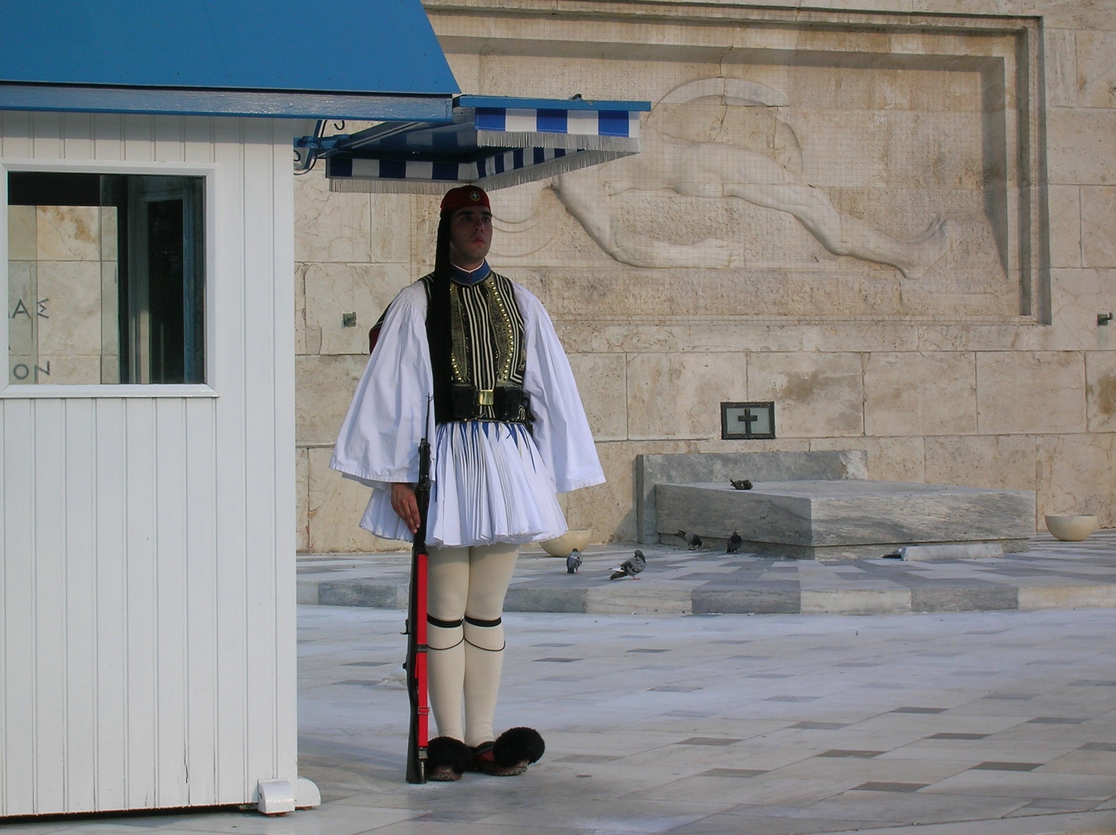 Ελλάδα: Η χώρα που φοβάται μην κάψουν οι πολίτες τα φυλάκια του εθνικού της μνημείου!