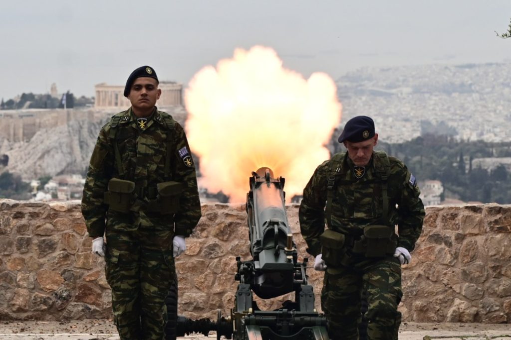 Ικανοποίηση στην κυβέρνηση που κύλησαν όλα ομαλά χωρίς αντιδράσεις για τα Τέμπη κατά την χθεσινή Επέτειο του «Όχι»