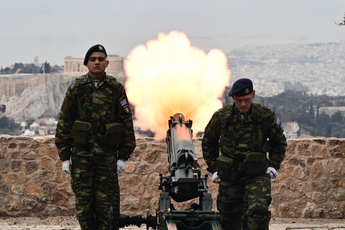 Ικανοποίηση στην κυβέρνηση που κύλησαν όλα ομαλά χωρίς αντιδράσεις για τα Τέμπη κατά την χθεσινή Επέτειο του «Όχι»