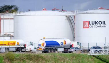Η ρωσική Lukoil θα πουλήσει περιουσιακά στοιχεία της στο εξωτερικό μετά την επιβολή των αμερικανικών κυρώσεων