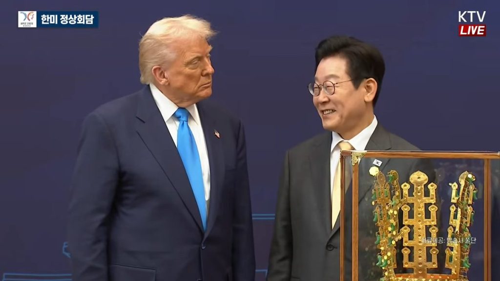 Ο πρόεδρος της Ν.Κορέας απένειμε το Χρυσό Στέμμα από το Τσονματσόνγκ στον Ν.Τραμπ (βίντεο)