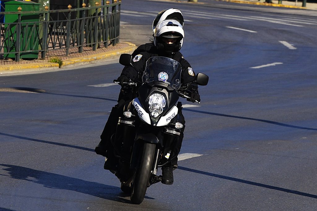 Επεισοδιακή καταδίωξη μηχανής στο Μενίδι: Δύο συλλήψεις – Τραυματίστηκε στο χέρι αστυνομικός