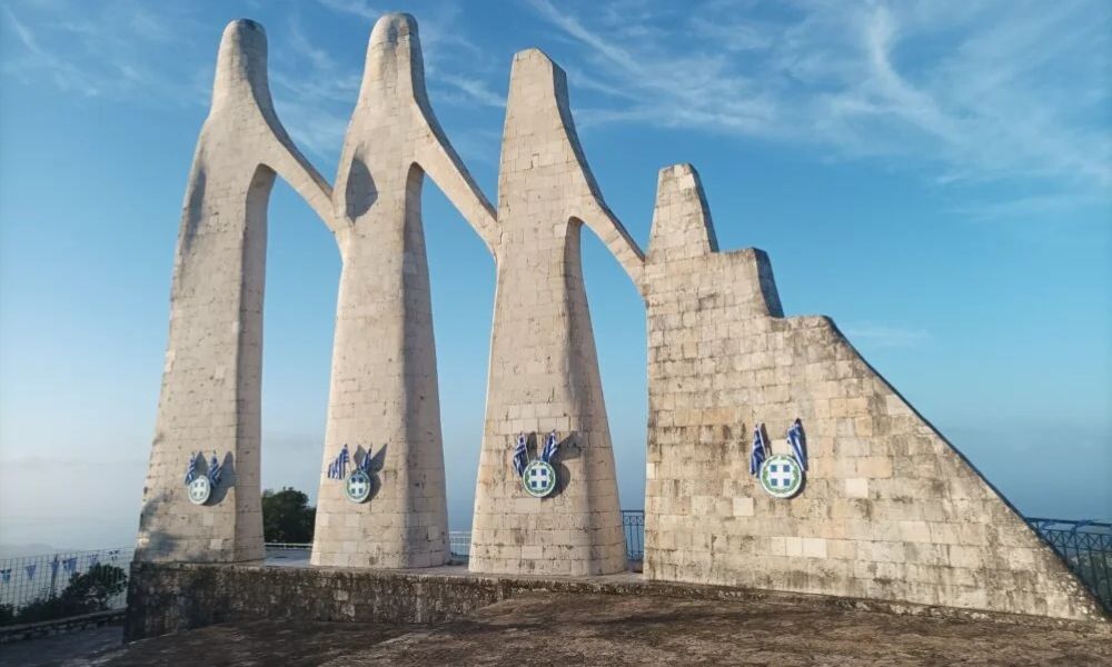 Ίδρυμα καταγγέλλει ως βανδαλισμό τον στολισμό στο Μνημείο του Ζαλόγγου