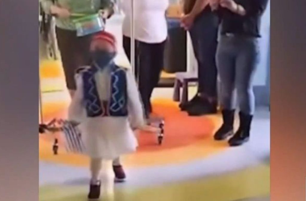 Συγκίνησε ο 5χρονος Γαβριήλ που δίνει «μάχη» με τον καρκίνο: Έκανε παρέλαση ντυμένος τσολιάς στο Ιπποκράτειο