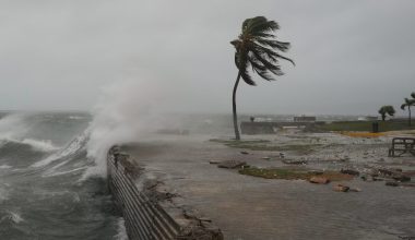 Ο τυφώνας Μελίσσα πλησιάζει τη νοτιοανατολική Κούβα με ανέμους 210 χλμ/ώρα (βίντεο)