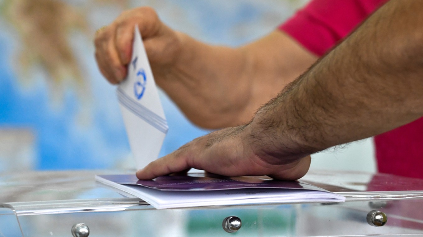 Δημοσκόπηση Interview: Στο 23,8% η ΝΔ – Σχεδόν το 20% του εκλογικού σώματος «αγγίζουν» οι αναποφάσιστοι