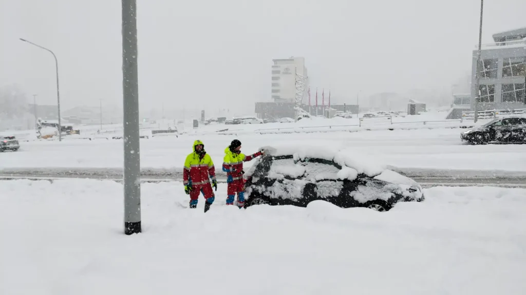 Το «έστρωσε» για τα καλά στην Ισλανδία: Η χιονόπτωση στο Ρέικιαβικ έσπασε ιστορικό ρεκόρ 104 ετών! (βίντεο)