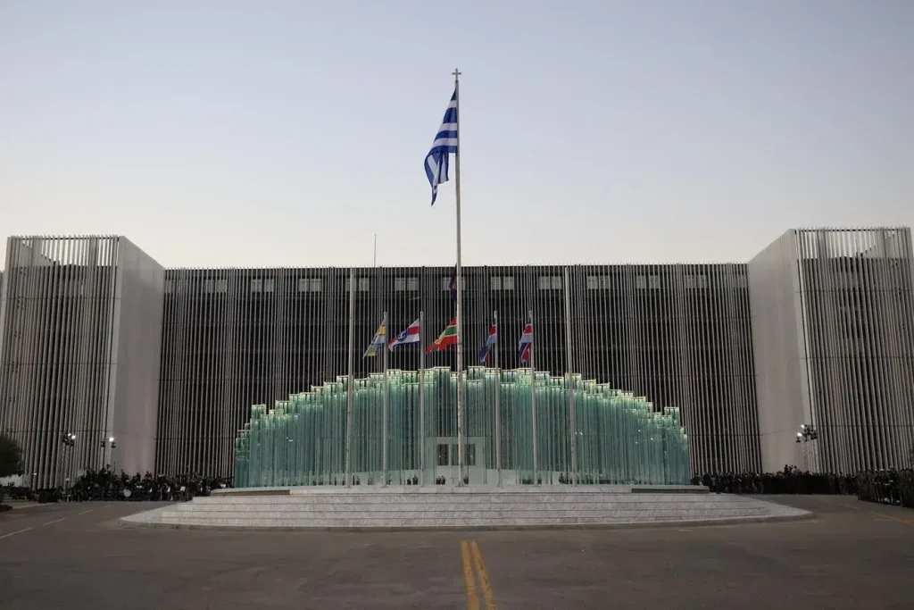 Το «λίφτινγκ» στο κτίριο του υπουργείου Εθνικής Άμυνας: «Απ’έξω κούκλα» αλλά το από μέσα έχει σημασία…