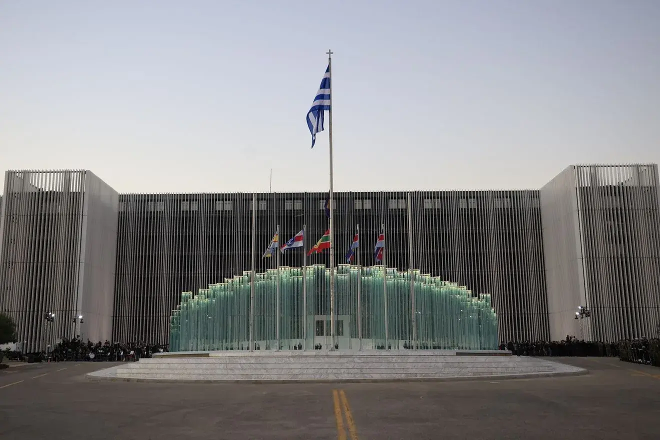 Το «λίφτινγκ» στο κτίριο του υπουργείου Εθνικής Άμυνας: «Απ’έξω κούκλα» αλλά το από μέσα έχει σημασία…