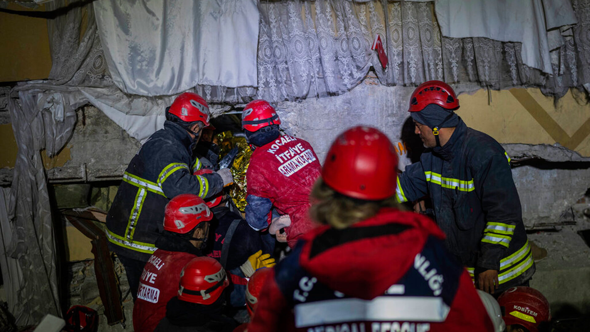Τουρκία: Κατέρρευσε εξαώροφο κτίριο στο Κοτζαελί – Φόβοι για παγιδευμένους (βίντεο)
