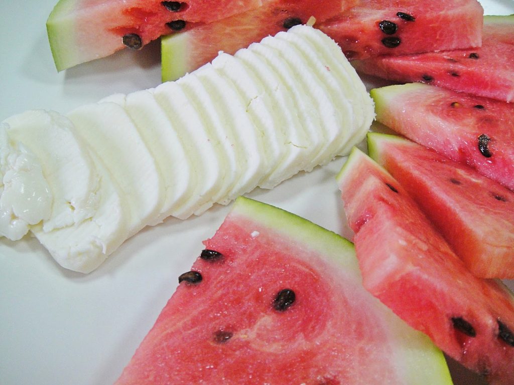 Καρπούζι με μέλι και τυρί: Η νέα τάση στο Ιράκ που έχει γίνει viral (βίντεο)