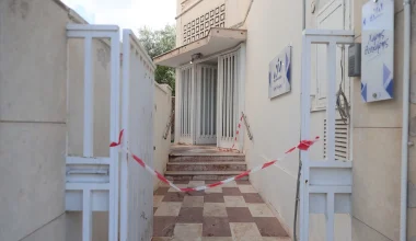 Χάρης Θεοχάρης για την εμπρηστική επίθεση στο γραφείο του: «Πράξη δειλίας στη Δημοκρατία»