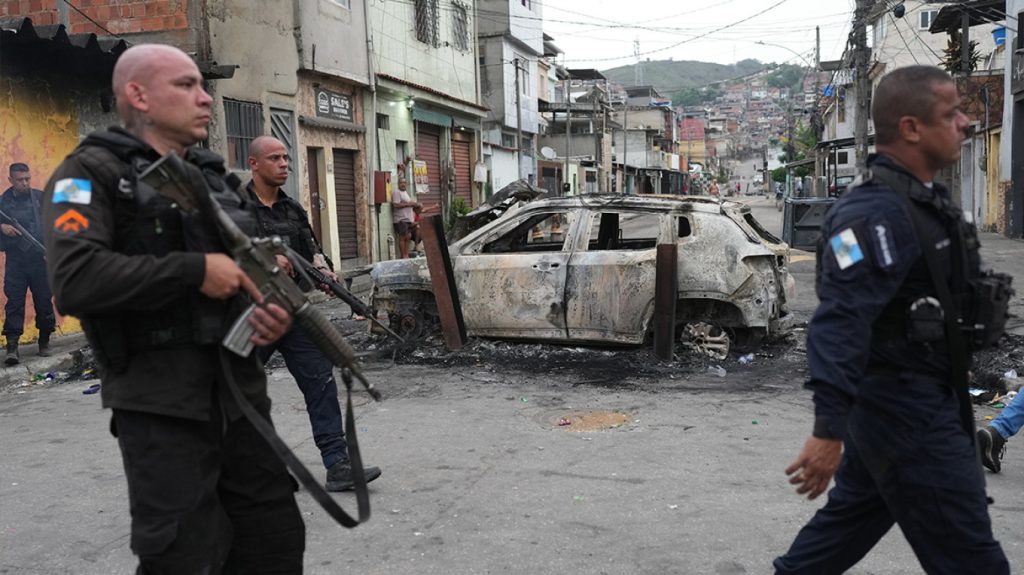 Πεδίο μάχης οι φαβέλες στην Βραζιλία: Έφτασαν τους 124 οι νεκροί – Έριχναν βόμβες με drone (βίντεο)