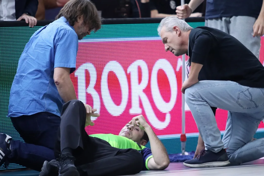 Παίκτης του Πανιωνίου «γκρέμισε» διαιτητή στο παρκέ – Το παιχνίδι τελείωσε με δύο διαιτητές (φωτο)