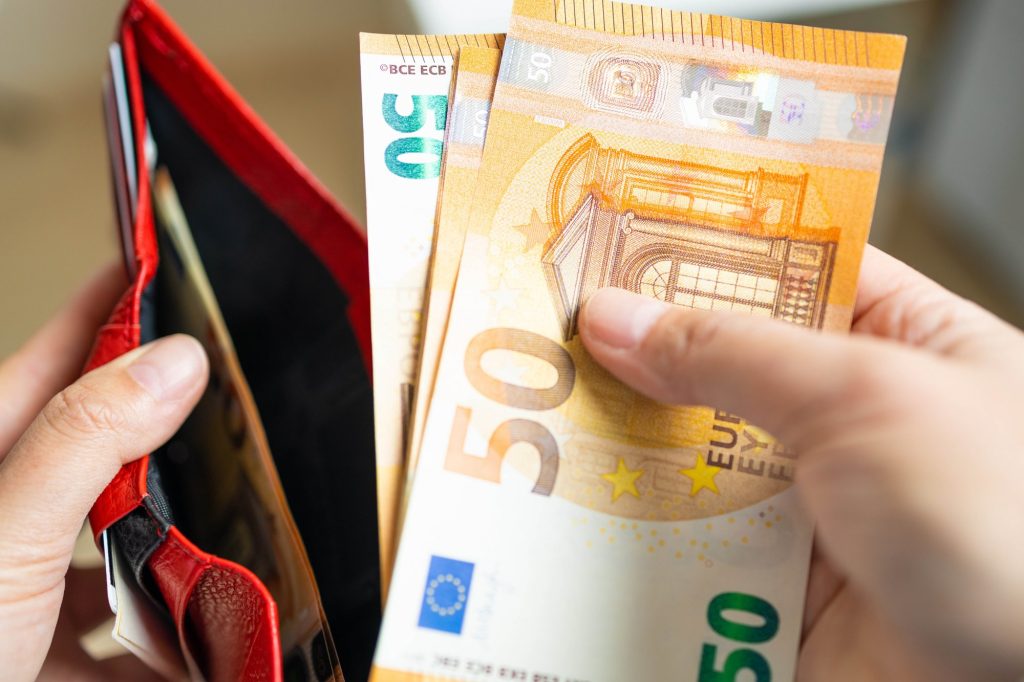 Η Γερμανία προχωρά στην αύξηση του κατώτατου μισθού για να δώσει «ανάσα» στους πολίτες της – Πού θα κυμαίνεται