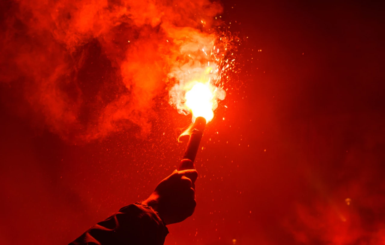 Αμπελόκηποι: Συνελήφθη 49χρονος πατέρας που έδωσε φωτοβολίδες στον ανήλικο γιο του για να τις ανάψει μέσα σε γήπεδο