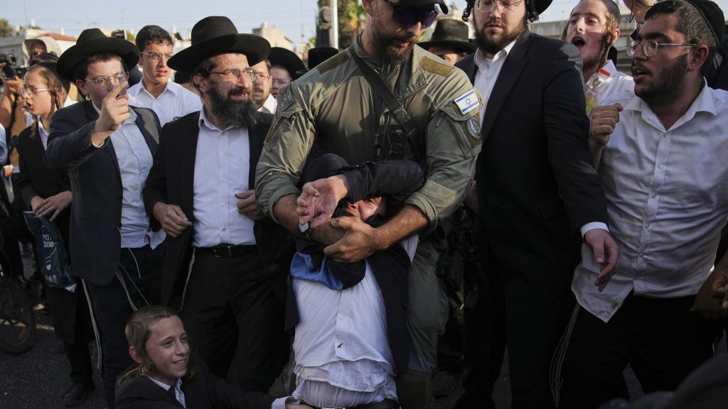 Ισραήλ: Οι μάχες των υπερορθοδόξων για να μην στρατευθούν – Μαζικές διαδηλώσεις στην χώρα (βίντεο)