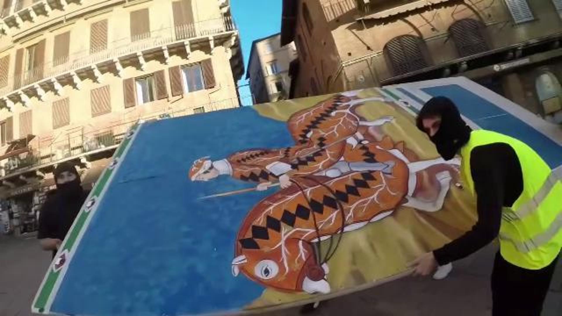 Βίντεο: Φοιτητές «έκλεψαν» πίνακα από το Palazzo Pubblico στην Ιταλία