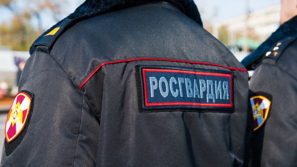 Αγία Πετρούπολη: Η στιγμή που γυναίκα πατά γκάζι αντί για φρένο και παρασύρει τροχονόμο – Δείτε βίντεο