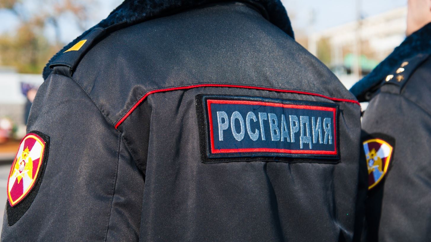 Αγία Πετρούπολη: Η στιγμή που γυναίκα πατά γκάζι αντί για φρένο και παρασύρει τροχονόμο – Δείτε βίντεο