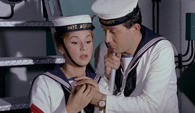 «Η Αλίκη στο Ναυτικό»: Οι 16 ναύτες που έγιναν 100, ο μυταράς Γ.Μαλούχος και ο καβγάς της Α.Βουγιουκλάκη