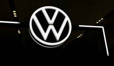 Volkswagen: Στα κόκκινα με ζημιές 1,3 δισ. ευρώ λόγω Porsche και αμερικανικών δασμών