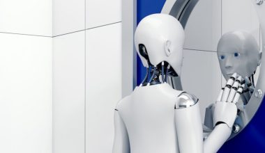 Βίντεο: Ρομπότ «καθαρίστρια» βλέπει καθρέφτη και του ρίχνει «κουτουλιά»