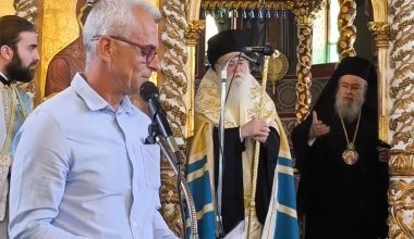 Μητροπολίτης επέπληξε διευθυντή σχολείου στη Ζάκυνθο: «Με τα πουκάμισα έξω ήρθες να βγάλεις λόγο τέτοια ημέρα»