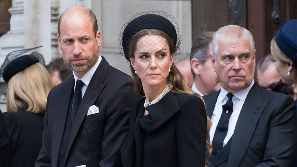 Βίντεο: H στιγμή που ο πρίγκιπας Γουίλιαμ αγνοεί τον Άντριου ενώ του μιλά στην κηδεία της δούκισσας του Κεντ