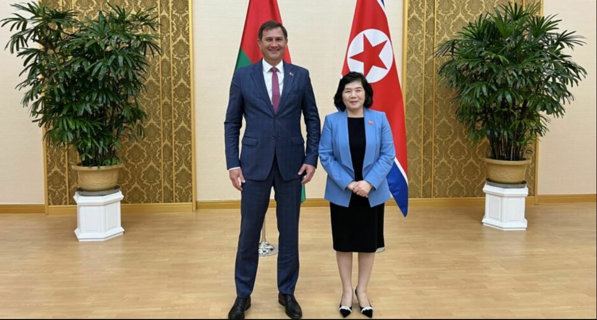 Η κίνηση του Λευκορώσου ΥΠΕΞ στην Βορειοκορεάτισσα ομόλογό του που την έκανε να κοκκινίσει (φωτο)