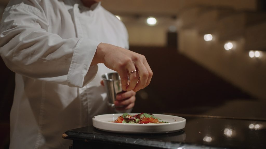 Συνελήφθη γνωστός τηλεοπτικός σεφ για χρέη άνω των 350.000 ευρώ προς το Δημόσιο