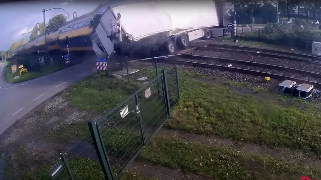 Ολλανδία: Η στιγμή που φορτηγό κάνει όπισθεν σε σιδηροδρομική διάβαση και συγκρούεται με τρένο (βίντεο)