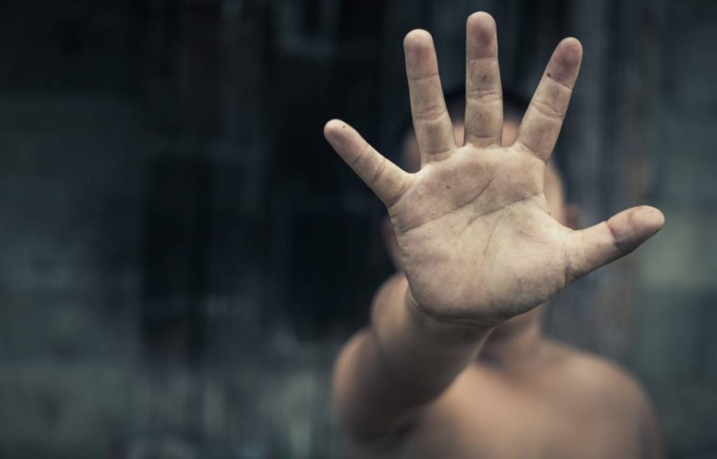 Οι προκλητικές δηλώσεις της 27χρονης που βίαζε τον 11χρονο γιο οικογενειακής της φίλης: «Μου το ζητούσε»