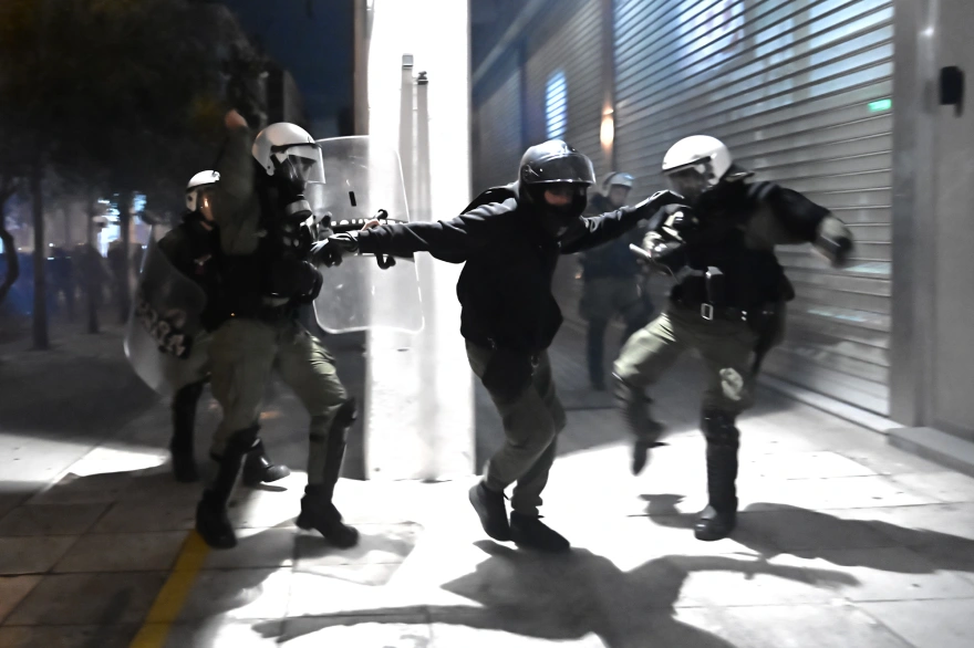 Εξάρχεια: Επεισόδια μετά από συγκέντρωση αντιεξουσιαστών – 14 προσαγωγές (φωτο) (upd)