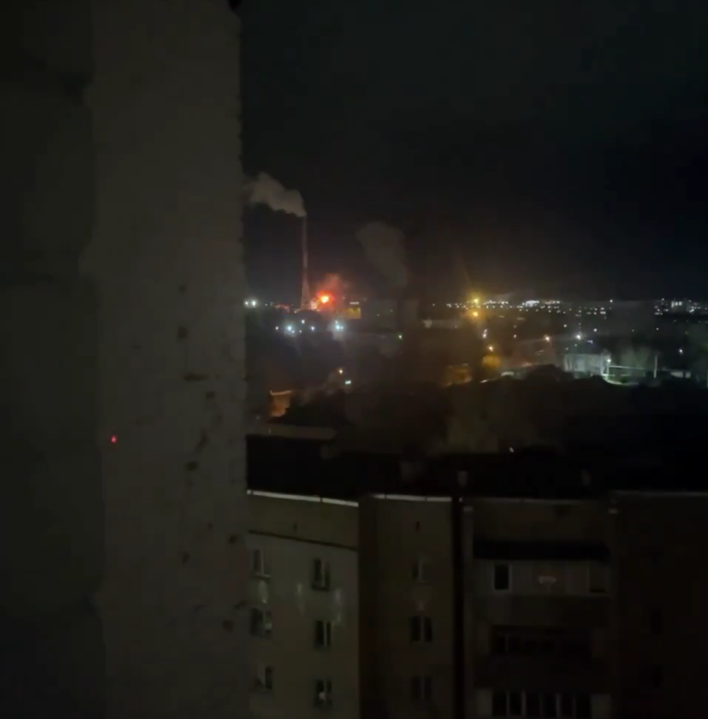 Επίθεση ουκρανικών drones σε ρωσικό ενεργειακό εργοστάσιο (βίντεο)