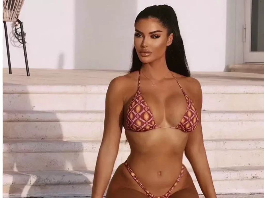 Η Ιωάννα Μπέλλα ποζάρει με φουσκωμένους γοφούς και έντονες καμπύλες στη Φλόριντα (φωτο)