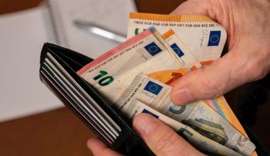 ΟΠΕΚΑ: Προχωρά στην καταβολή επιδομάτων σε 600.000 άτομα – Ποιοι είναι οι δικαοιούχοι