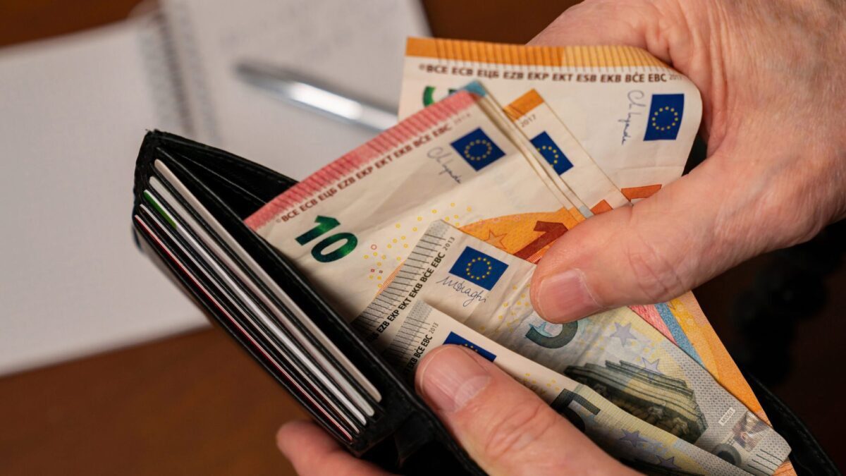 ΟΠΕΚΑ: Προχωρά στην καταβολή επιδομάτων σε 600.000 άτομα – Ποιοι είναι οι δικαοιούχοι