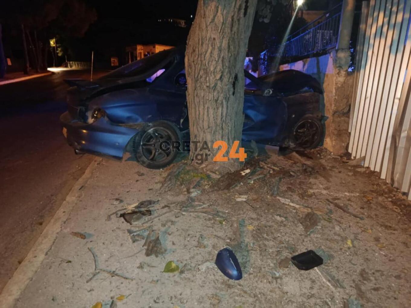 Σοβαρό τροχαίο στα Χανιά: Αυτοκίνητο «καρφώθηκε» σε μάντρα – Δείτε φωτογραφίες