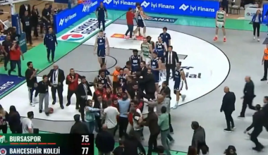 Τουρκία: Η στιγμή που οπαδοί της Μπούρσασπορ μπαίνουν στο παρκέ για να κυνηγήσουν παίκτη της Μπαχτσεσεχίρ! (βίντεο)