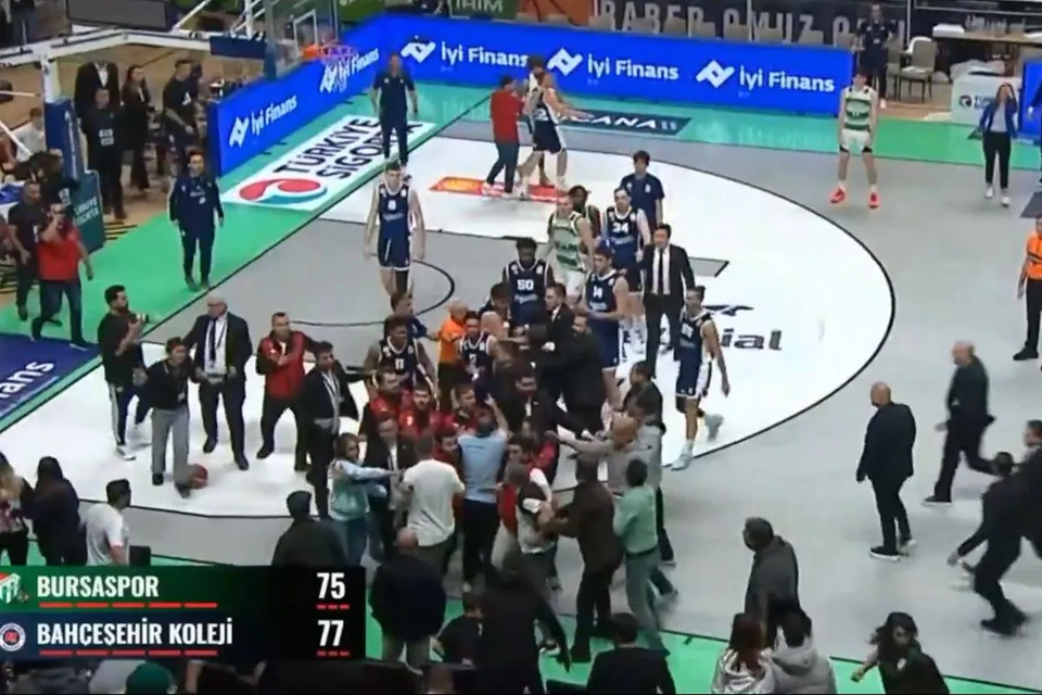 Τουρκία: Η στιγμή που οπαδοί της Μπούρσασπορ μπαίνουν στο παρκέ για να κυνηγήσουν παίκτη της Μπαχτσεσεχίρ! (βίντεο)
