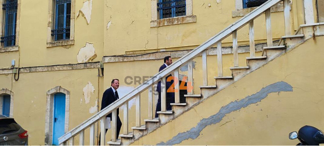 Στην Ανακρίτρια Χανίων με αλεξίσφαιρο γιλέκο ο 23χρονος που σκότωσε τον 52χρονο συγγενή του – Δείτε φωτογραφίες