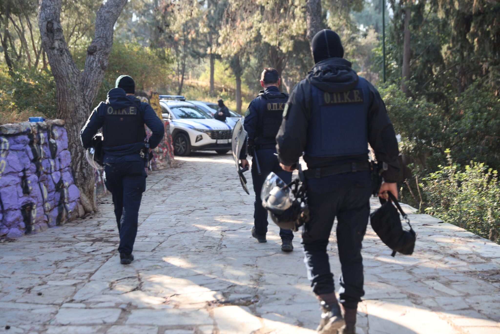 Ομάδα 10 ατόμων επιτέθηκε με μολότοφ σε αστυνομικούς της ΟΠΚΕ στο λόφο του Στρέφη – Ένας τραυματίας