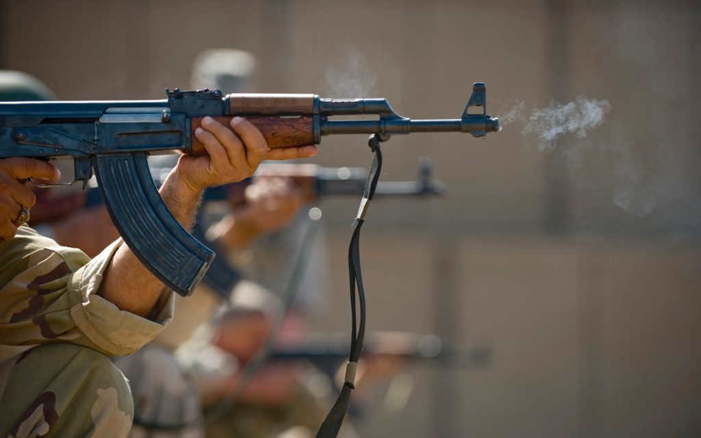 Σφαγή στην Κρήτη – 2 νεκροί & 15 τραυματίες από μάχη με πυροβολισμούς & ρίψη βόμβας – Έπεσαν 2.000 σφαίρες